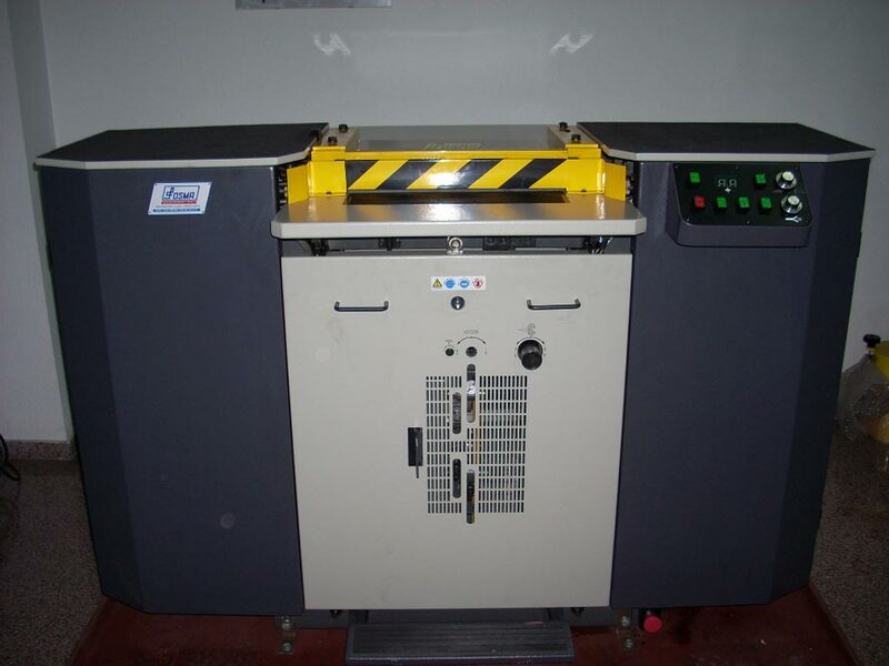 MOD. 430. Máquina de dividir. Ancho útil: 430 mm. Velocidad variable. Completa con rodillo superior y dispositivo de incisión