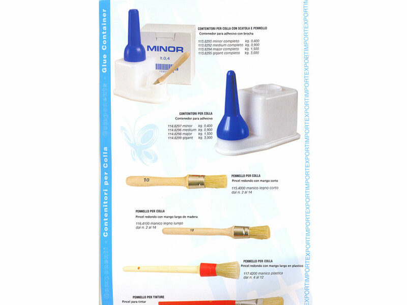 Contenedores y pinceles de cola.