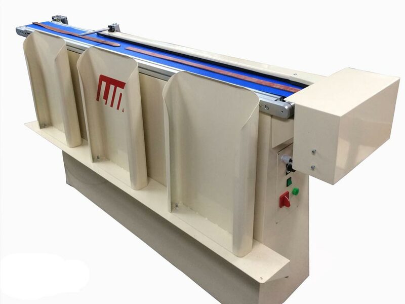 Line DC1
Descargador automático de cinturones, bandoleras de bolsos y tiras. Cinta de transporte con velocidad variable. Apilador lateral. Largo estandar 1,60 mts.