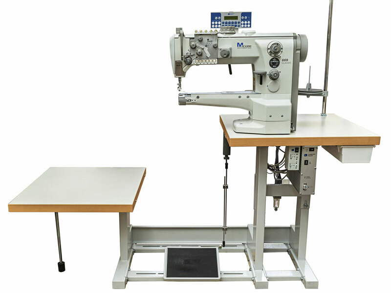 Adler-669 AC01. Máquina con bancada de dos alturas.