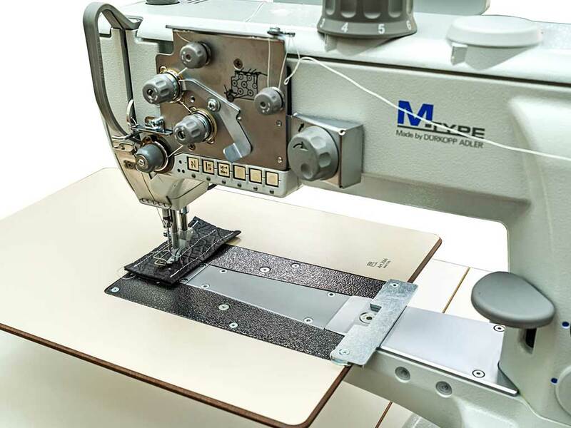 Adler-669 AC02. Máquina con mesa auxiliar para convertir en plana.