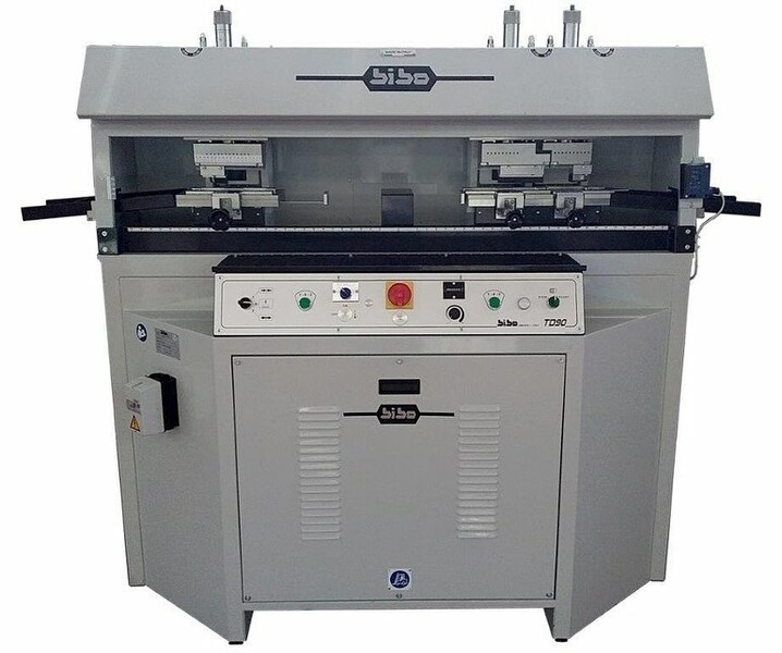 BIBO TD90. Máquina de cortar puntas, traseras, agujeros y marcaje de tallas y modelos del cinturón.